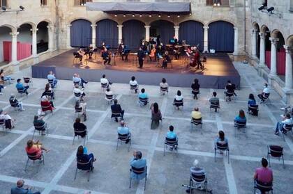 La Orquesta Sinfónica de Baleares ofreció a fin del mes pasado el primeros concierto sinfónico en España. El programa estuvo dedicado íntegramente a Brahms aunque, seguramente, el protagonismo central fue el nuevo protocolo tanto para músicos como para el público