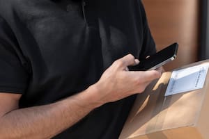 Qué es una estafa de “brushing”, por la que miles de hogares de Texas reciben paquetes misteriosos que nunca compraron