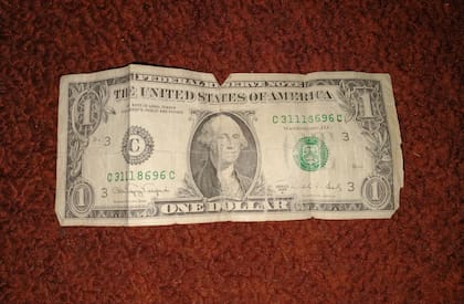 Alerta dólares: qué hacer con los billetes dañados, manchados o rotos (Foto: Twitter)