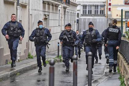 La policía recorre y controla la zona del atentado