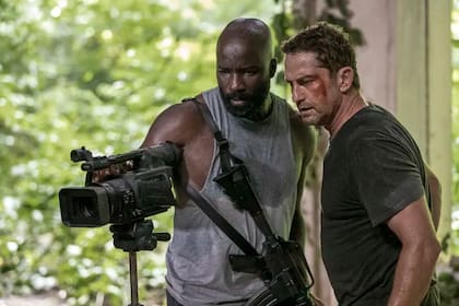Alerta extrema, la película que trata sobre un aterrizaje forzoso en una isla que atraviesa una guerra civil