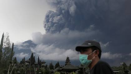 Alerta máxima en Bali: entró en erupción el volcán Agung
