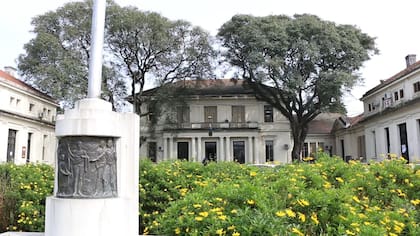 Alertaron que la crisis salarial empuja a profesionales al sector privado y al exterior