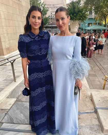 Alessandra de Osma, quien eligió un vestido de encaje de Luisa Beccaria que accesorizó con minibolso Aquazzurra, junto a su cuñada, Ekaterina de Hannover, quien vistió un traje de Huishan Zhang con plumas en las mangas y clutch Bottega Veneta.