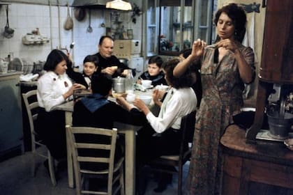 Alessandra Mussolini, de espaldas detrás de Sophía Loren en una escena del film de Ettore Scola, Un día muy particular