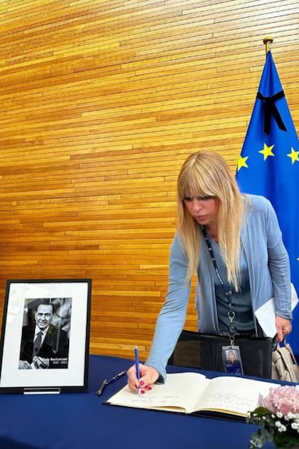 Alessandra Mussolini se presentó a uno de sus cargos como legisladora por la lista de Silvio Bernusconi