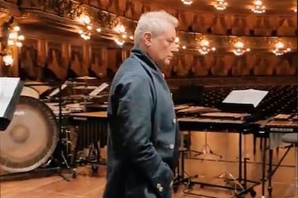 Alessandro Baricco es un ferviente amante de la Ópera y soñaba con estar en un escenario como el del Teatro Colón; no es la primera vez que elige una sala de estas características para presentarse  