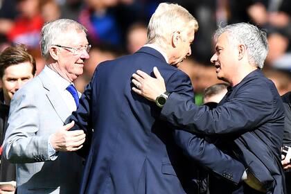 Alex Ferguson estuvo el domingo pasado en el homenaje que Manchester United le hizo a Arsene Wenger, entrenador saliente de Arsenal. En la imagen también aparece Jose Mourinho, actual DT del United