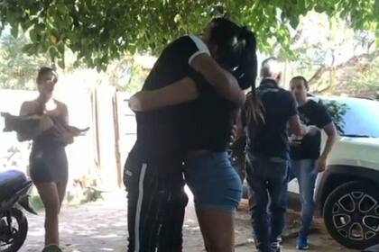 Álex Vigo, abrazado por su hermana, en la despedida familiar.