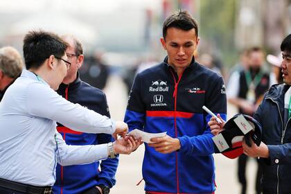 Del salto de Toro Rosso a Red Bull Racing a quedarse sin asiento para 2021; la tenacidad en los tiempos oscuros en los que su madre estuvo presa catapultó a Alex Albon a la Fórmula 1