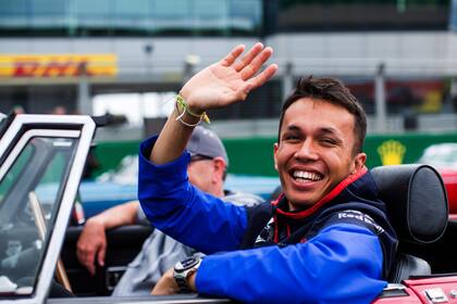 Alex Albon y Red Bull Racing mantienen el silencio sobre el agujero de seis años: nadie revela cómo afrontó su escalada en el automovilismo, mientras Kankamol cumplía la condena