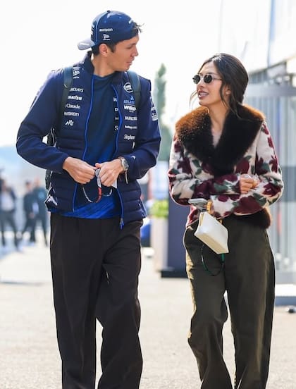 Alex Albon y su pareja, la golfista china Lily Muni He