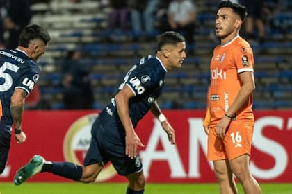 Álex Arce corre después del magnífico cabezazo con el que abrió el tanteador en el Malvinas Argentinas, de Mendoza; el goleador paraguayo pasa por un espléndido momento.