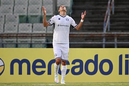 Alex Arce, el 9 que hace festejar a Independiente Rivadavia de Mendoza; el paraguayo hizo tres goles en el 4-2 sobre Deportivo La Guaira por la Copa Libertadores y su equipo ya está en los octavos de final