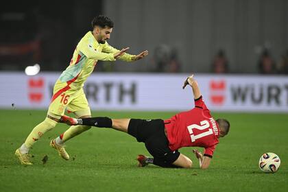 Alex Baena debe eludir al caído Giorgi Kvernadze, que con la pirueta queda desacomodado en la jugada; el campeón de Europa quedó al borde de entrar a la Copa del Mundo.