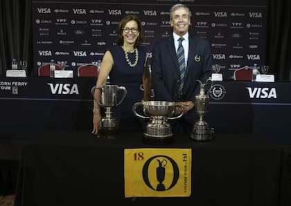 Alex Baldwin, presidenta del Korn Ferry Tour, junto con el titular de la AAG, Pablo Lozada