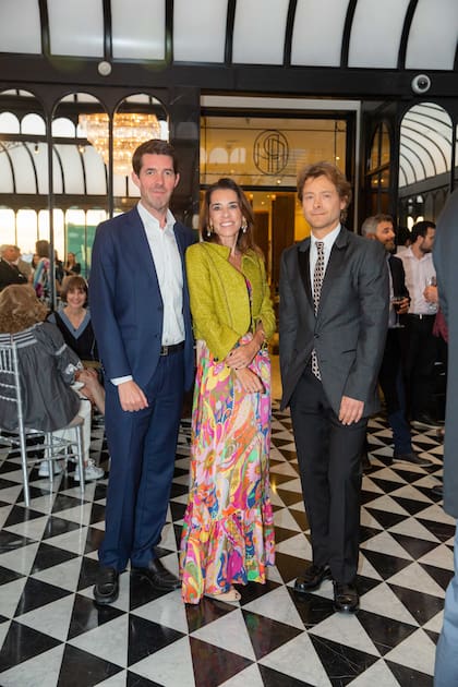 Alex Burnat y Inés Etchebarne Mihanovich , presidenta de la Asociación Amigos del Museo de Arte Moderno, y Philippe Deroy