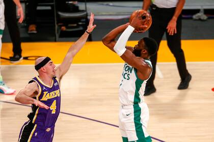 Alex Caruso y Jaylen Brown, integrantes de Los Angeles Lakers y Boston Celtics, equipos que tienen exigentes compromisos este sábado en la NBA.