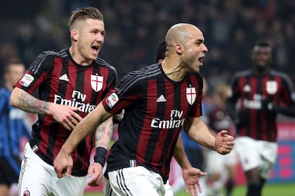 Alex celebra su gol, el primero de Milan