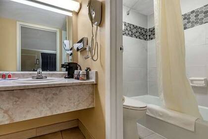 Alex Chronis falleció luego de recibir graves quemaduras mientras se balaba en un motel en Kentucky