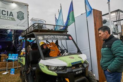Alex, de 4 años, jugó a ser bombero ante la atenta mirada de su madre Maria Rukavishnikova, que nació en Rusia y hace 8 años vive en la Argentina