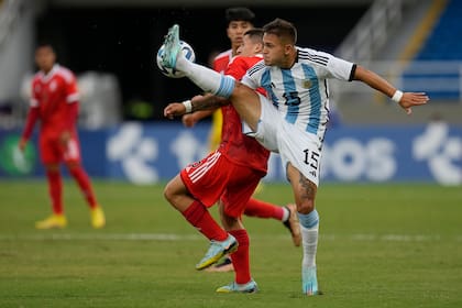 Alex Encinas, el mejor jugador argentino, ante Jeffrey Cabellos 