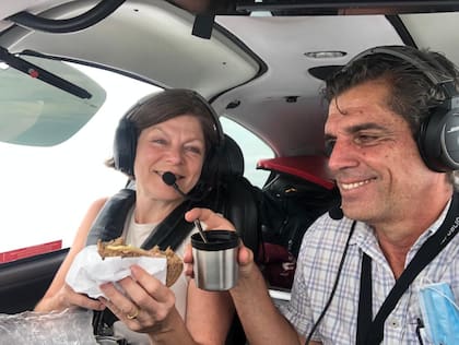 Alex Gronberger, de 60 años, y Martina Kist, de 57, piloto y copilota