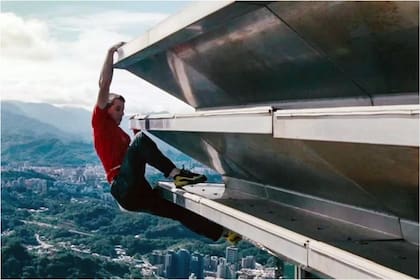 Alex Honnold logró escalar el edificio de 506 metros en una hora y media