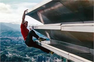 Alex Honnold reveló qué pensó en el momento exacto en que quedó colgado solo de las piernas del Taipéi 101