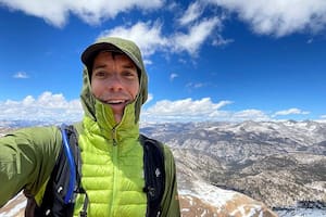 Cuándo y a qué hora transmite Netflix el ascenso sin soga de Alex Honnold a un edificio de 101 pisos
