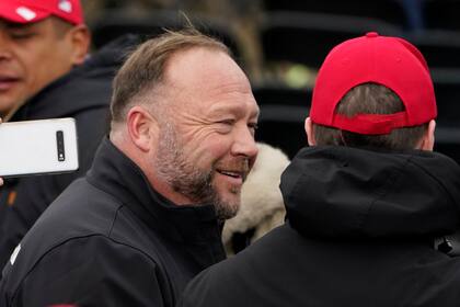 Alex Jones, un presentador de radio de extrema derecha y teórico de la conspiración, asiste a una manifestación en apoyo del presidente Donald Trump, el 6 de enero de 2021, en Washington. (Foto AP/Jacquelyn Martin, Archivo)