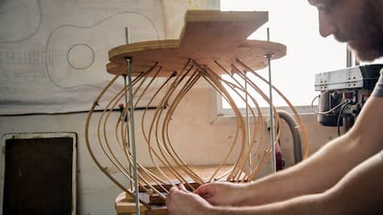 Alex Leibiusky, trabajando en su taller