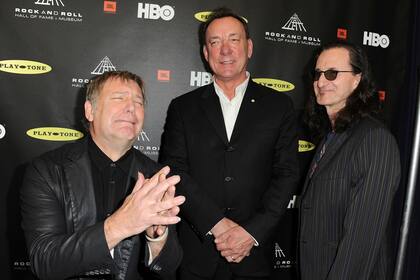 Alex Lifeson, Neil Peart y Geddy Lee, el día que la banda Rush fue introducida en el Salón de la Fama del Rock and Roll, en Los Angeles
