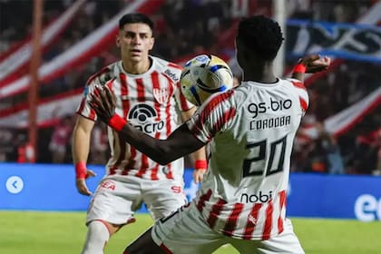 Alex Luna mira el control de su compañero Jhon Córdoba; Instituto derrotó a Independiente y sumó su segundo triunfo en el torneo