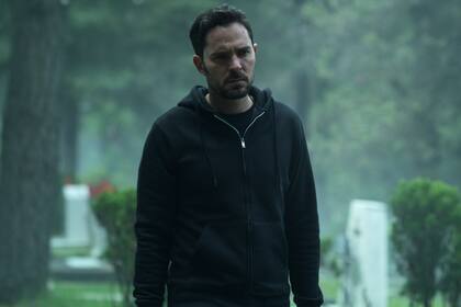 Alex (Manolo Cardona) descubrirá en la segunda temporada que su hermana Sara guardaba muchos secretos.