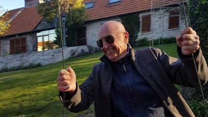 Alex Mochkovsky vive en Mar del Plata desde 1955; todavía sigue al frente de la mega cadena Sacoa; aunque no la dirige en solitario: sus hijas Maia y Daiana trabajan con él