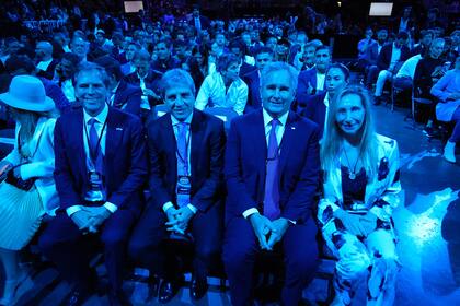 Alex Oxenford, Luis Caputo, Pablo Quirno y Karina Milei, en el America Business Forum, en Miami.