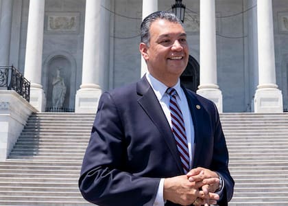 Alex Padilla es ingeniero mecánico y sus papás son mexicanos