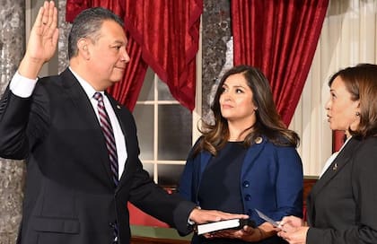 Alex Padilla junto con su esposa Ángela (centro) y la vicepresidenta Kamala Harris (derecha) cuando hizo el juramento por su puesto en el senado