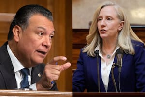 Alex Padilla y Abigail Spanberger levantan la voz y defienden a los inmigrantes vs. Trump
