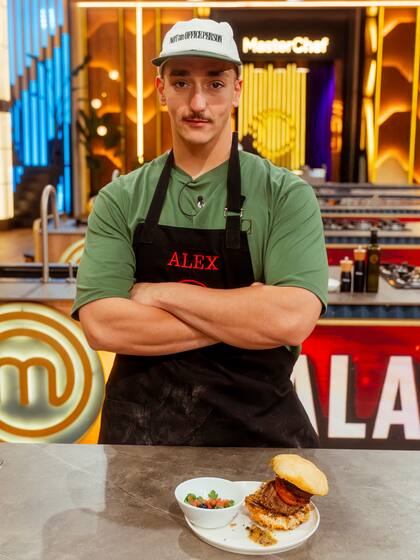 Alex Pelao junto al plato que lo llevó a ser eliminado de MasterChef Celebrity