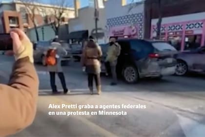 Alex Pretti está grabando el accionar de los agentes federales en Minnesota, el sábado 24 de enero a la mañana