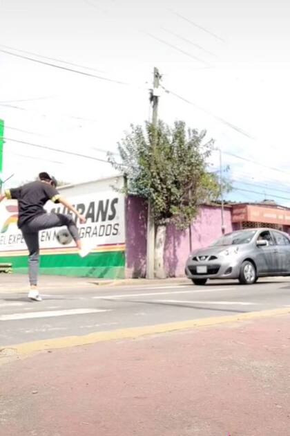 Alex Rivera exhibe todo su talento haciendo malabares con un balón en una esquina de Veracruz