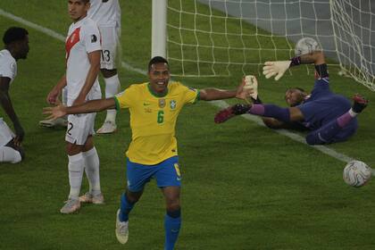 Alex Sandro celebra el primer gol de Brasil ante Perú