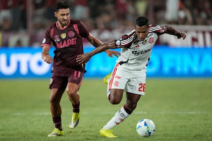 Alex Sandro es perseguido por Eduardo Salvio