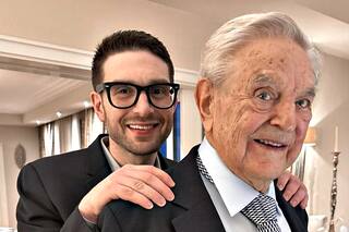 Su padre es el empresario más detestado por la derecha global y ahora es el encargado de continuar su misión