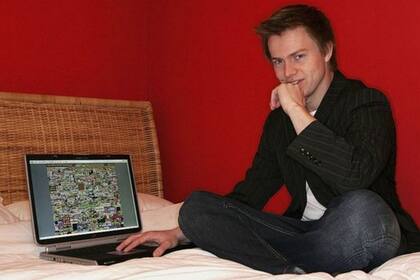 Alex Tew en 2005 junto a su idea millonaria: el sitio web llamado The Million Dollar Homepage