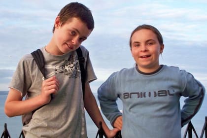 Alex y Billie poco después de que Jemma se convirtiera en su guardiana legal, en sus primeras vacaciones en Tenby, Gales, en 2009