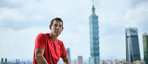 Cuándo y a qué hora transmite Netflix el ascenso sin soga de Alex Honnold a un edificio de 101 pisos