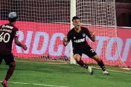 Alexandro Bernabei, en sus comienzos en Lanús, en un gol decisivo ante Vélez, por la Copa Sudamericana